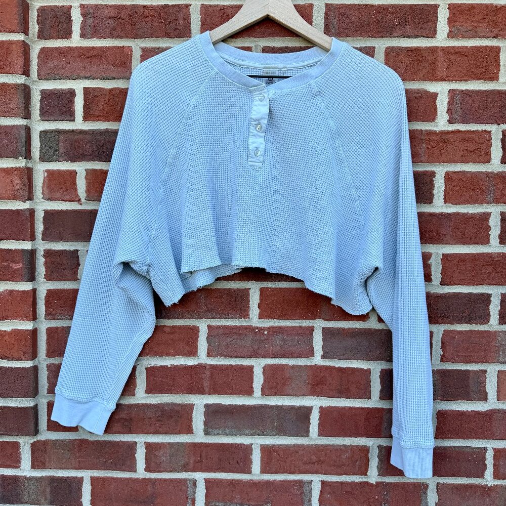 Mono B Cropped Waffle Knit Henley Raglan Sleeve Raw Hem Medium Light Gray